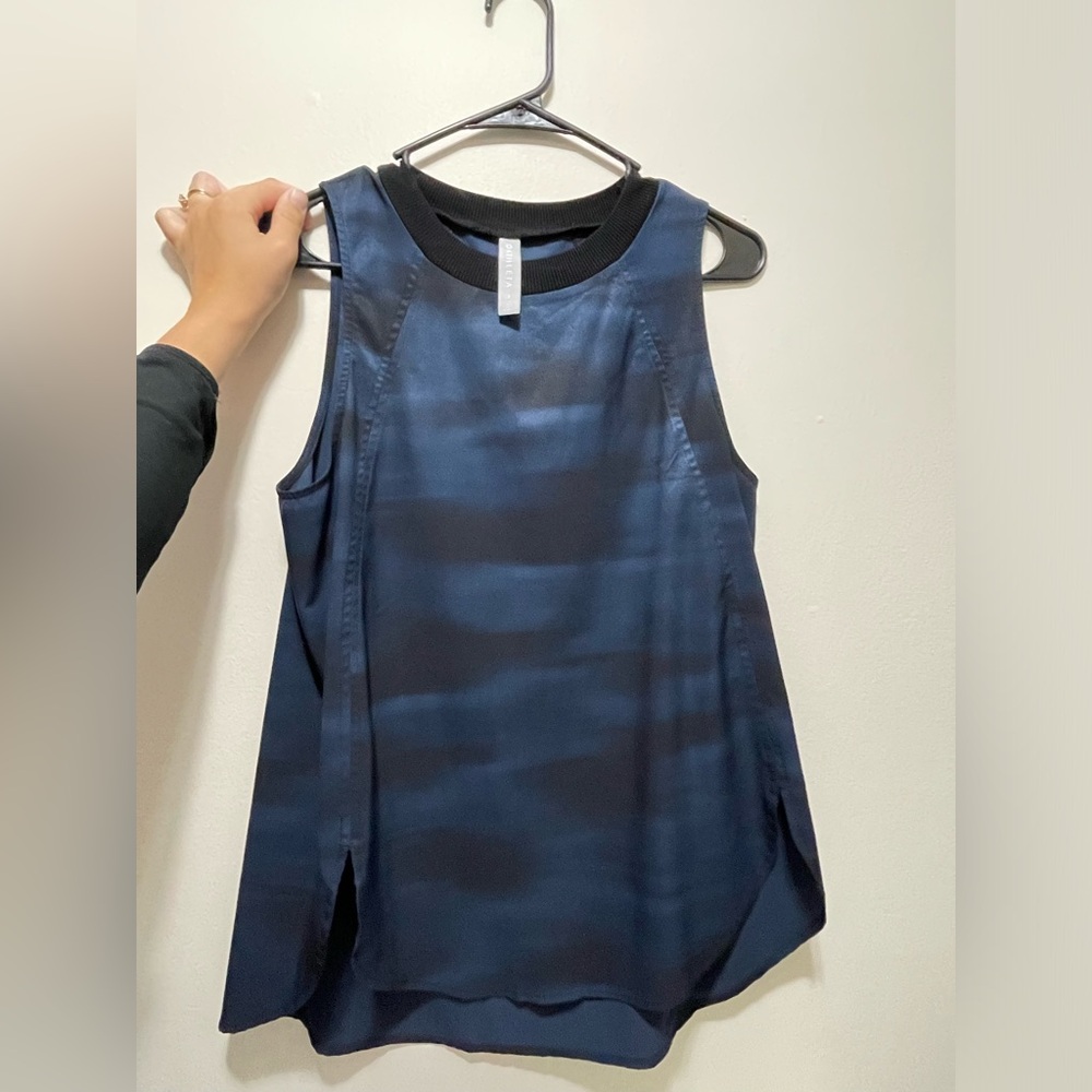 athleta zephyr tank in great condition size small, but fits like a Medium:)